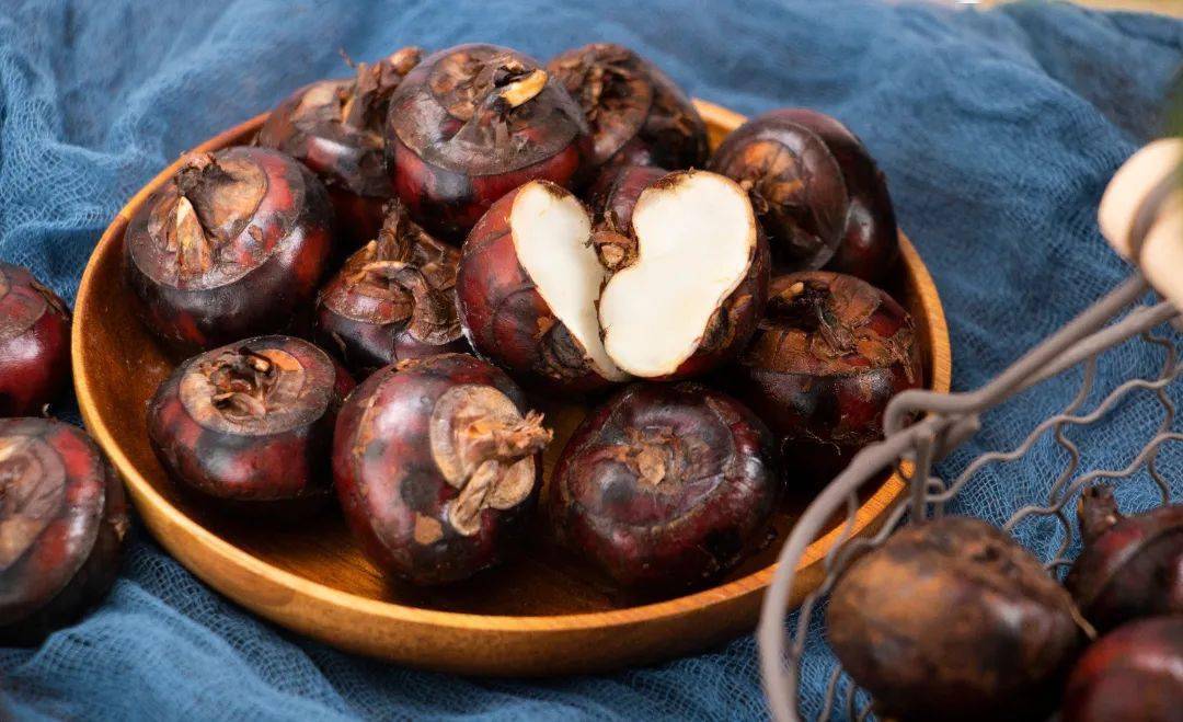 生吃"马蹄"会感染寄生虫?到底怎么吃它才最安全?_荸荠_食用_姜片