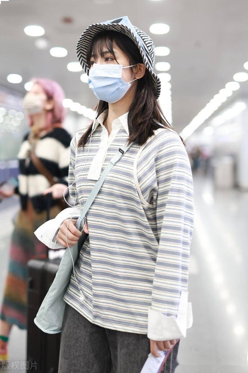 街拍:沈月条纹polo衫 牛仔阔腿裤 渔夫帽可爱邻家_北京_机场