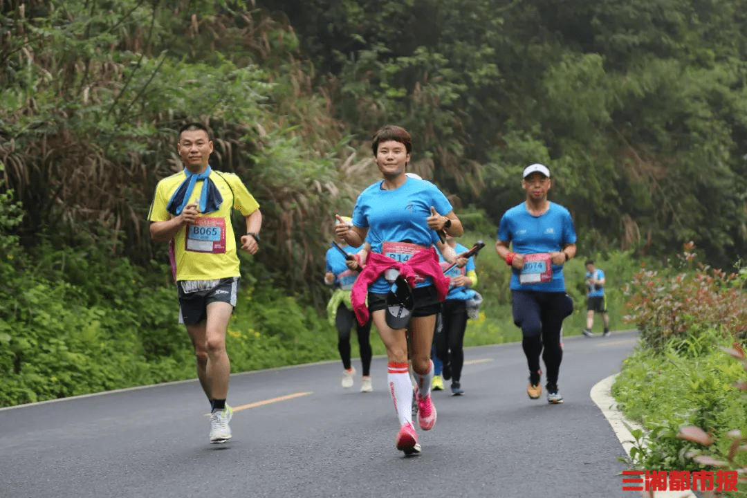 奔跑的队伍途经四八门杜鹃花景区,大沙江体育公园,成为了当