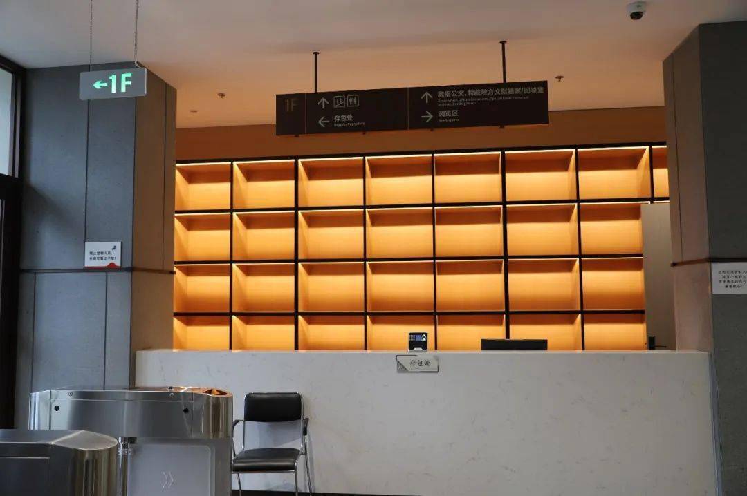 总服务台峰峰图书馆 /一楼大厅一文读懂"这本大书"~快跟着记者先行