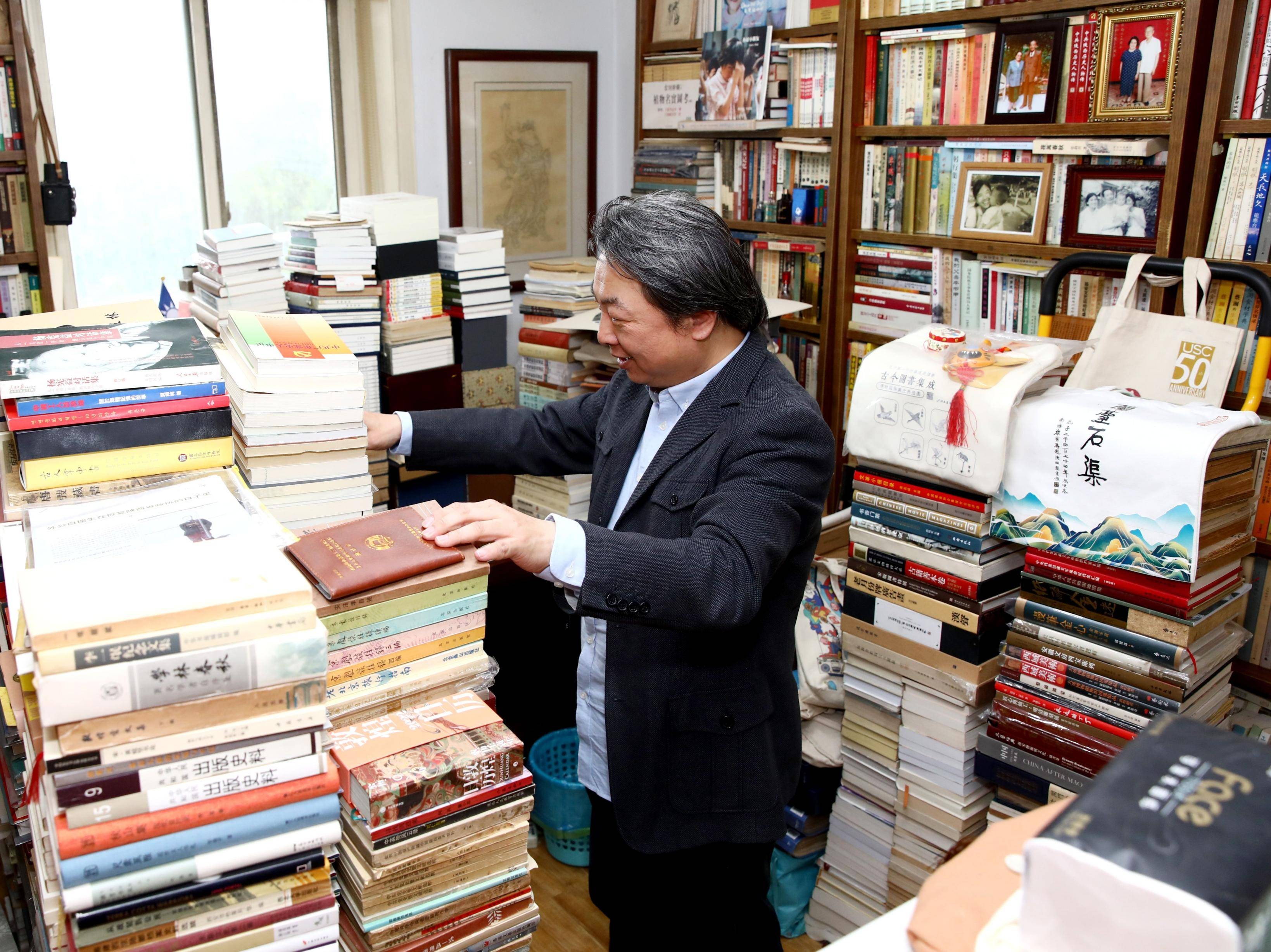 的古旧书展示给记者:"你看这套《钱牧斋先生笺注杜工部集》特别有意思