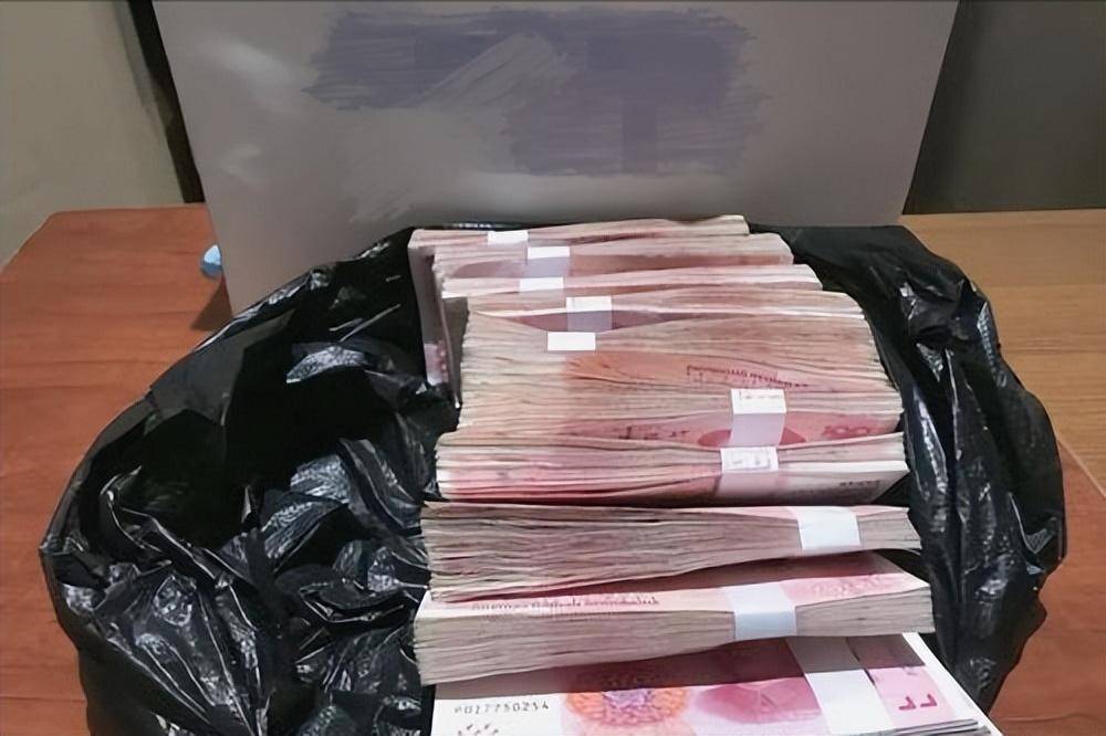 工厂大叔求爱女实习生，手捧鲜花满怀期待，女生一句话让大叔羞愧