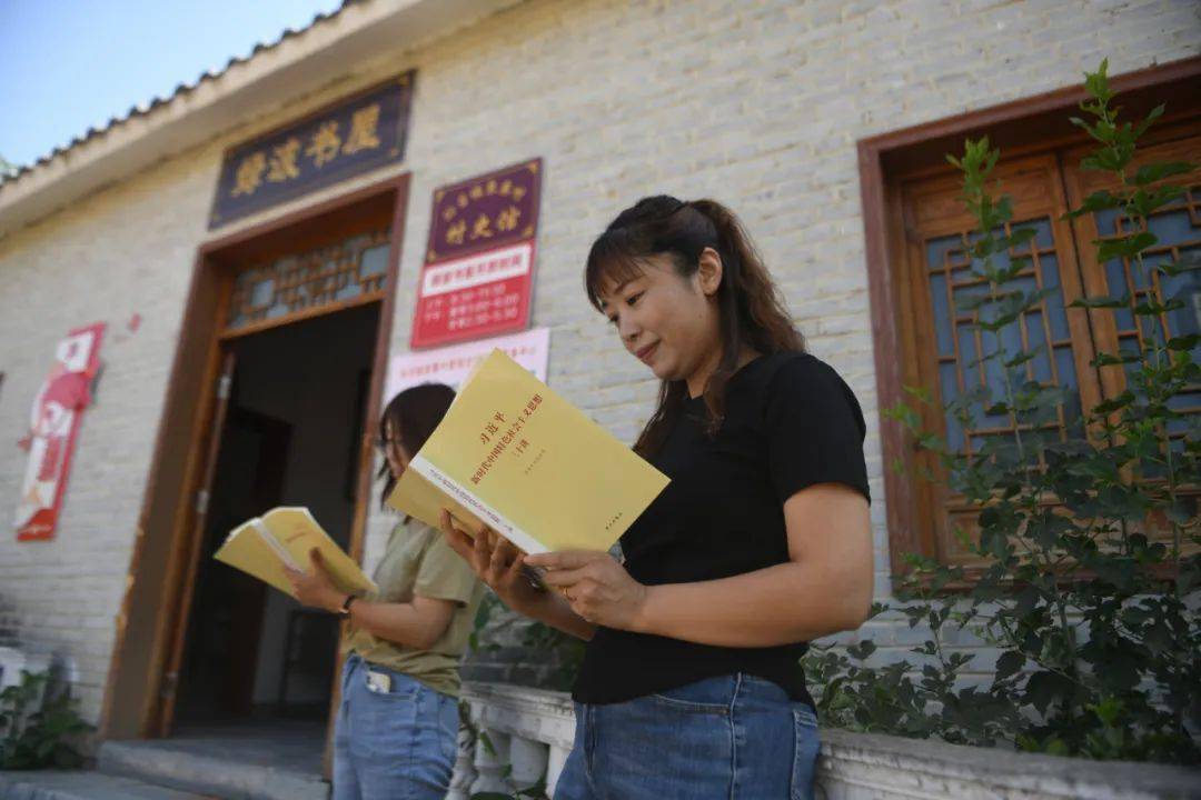 下图为新蔡县纪检监察干部在廉吏张九一故居"绿波书屋"学习党的最新