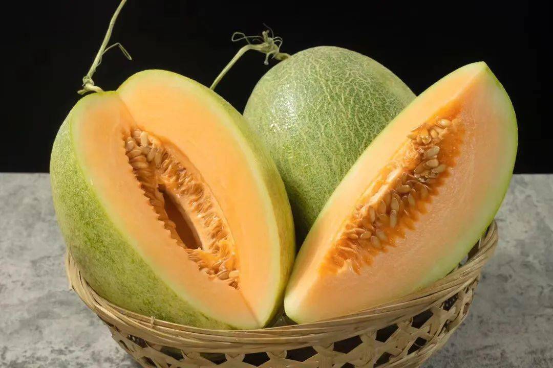 近几年这个新品种晓蜜25号哈密瓜也开始上市了!