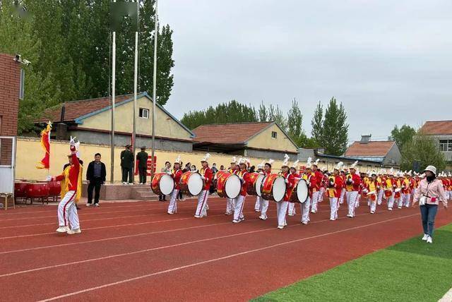 开幕式上,伴随着雄壮的《运动员进行曲》,国旗方队,会徽方队,鼓号队