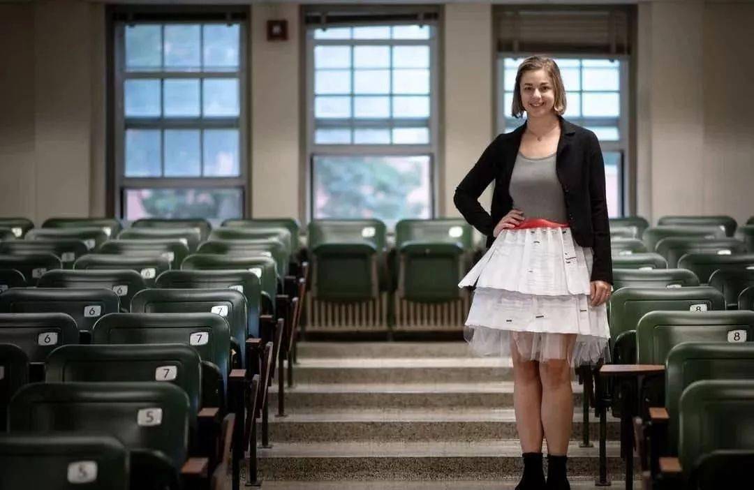密歇根州立大学博士生身穿自己17封拒信做成的裙子参加毕业论文答辩