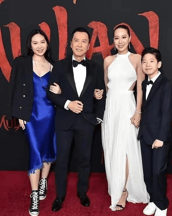 甄子丹一家罕露面,老婆女儿穿抹胸裙秀身材,儿子小眼睛不像爸妈_风格