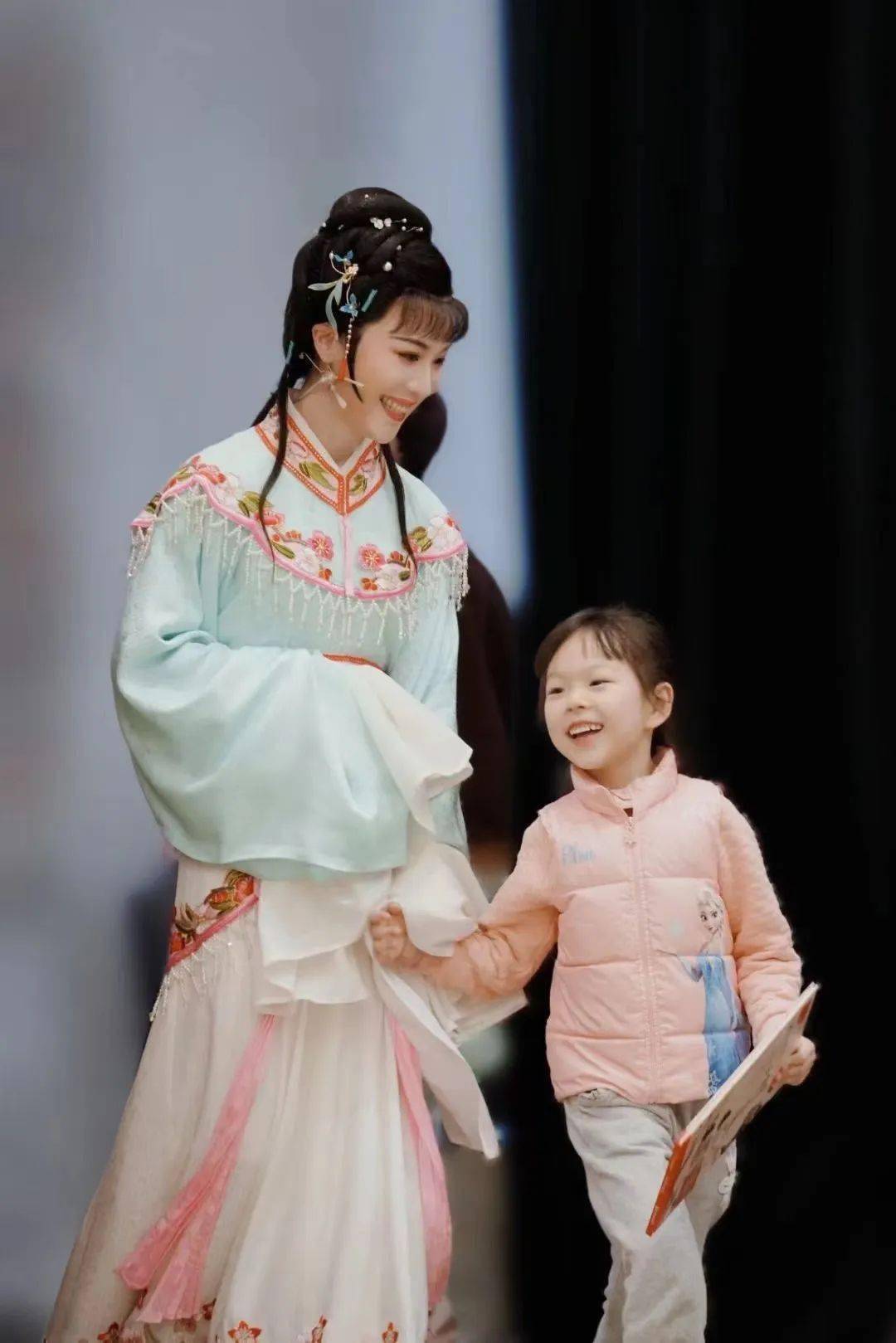 活动最后,越剧表演艺术家,中国非物质文化遗产越剧项目传承人钱惠丽以
