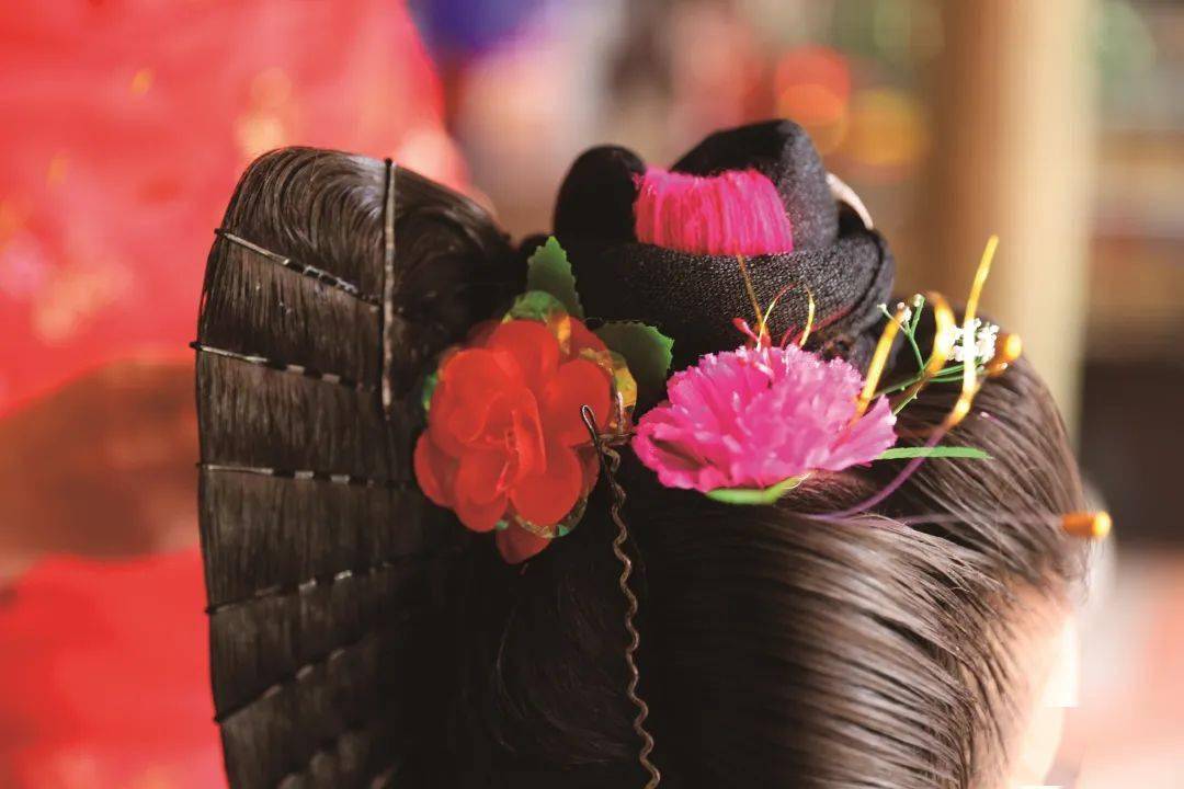 湄洲女服饰相传是妈祖生前最爱穿的服装上身是中式海蓝色斜大襟上衣海