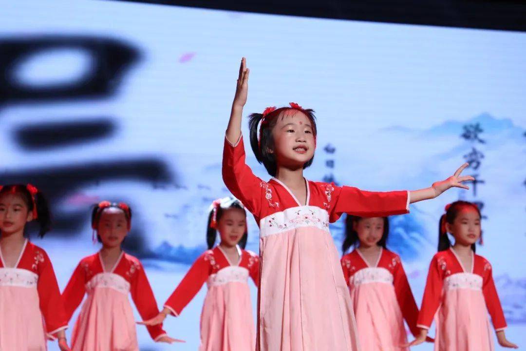 古诗表演 《登鹳雀楼》▲表演:三年级古诗词情景表演 《明日歌》