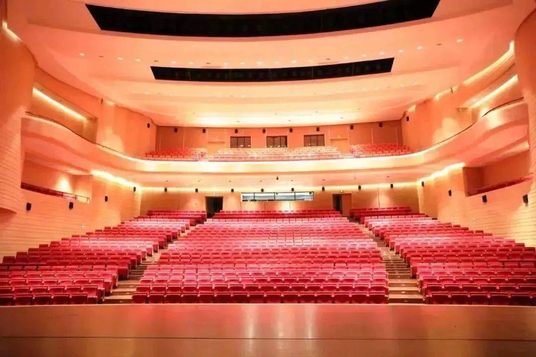 停车困难的商场,还是选择来辽阳大剧院听一场音乐会或者一起画油画呢