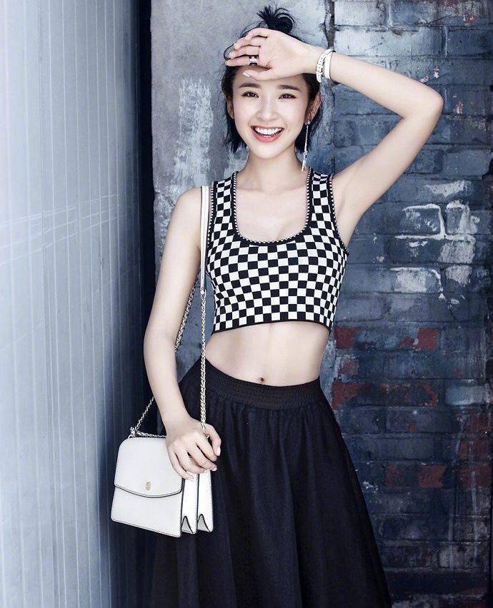 唐艺昕最令人羡慕的当然就是她那巴掌腰,拥有纤细的腰围是让身体看