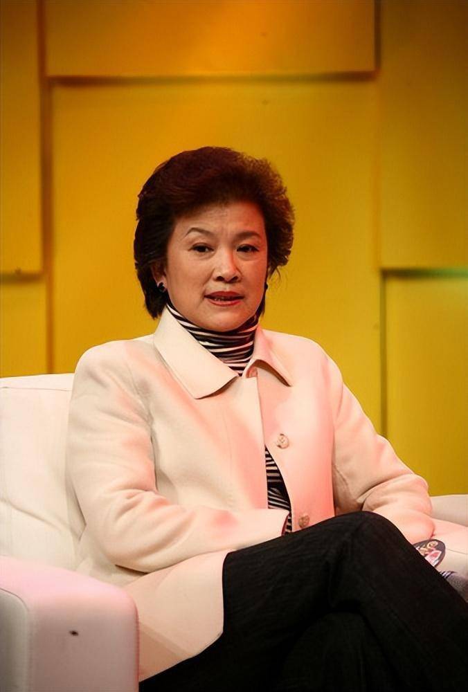 被72岁宋春丽老年状态惊艳:衣着干净素雅,仪态得体,美得高级_气质