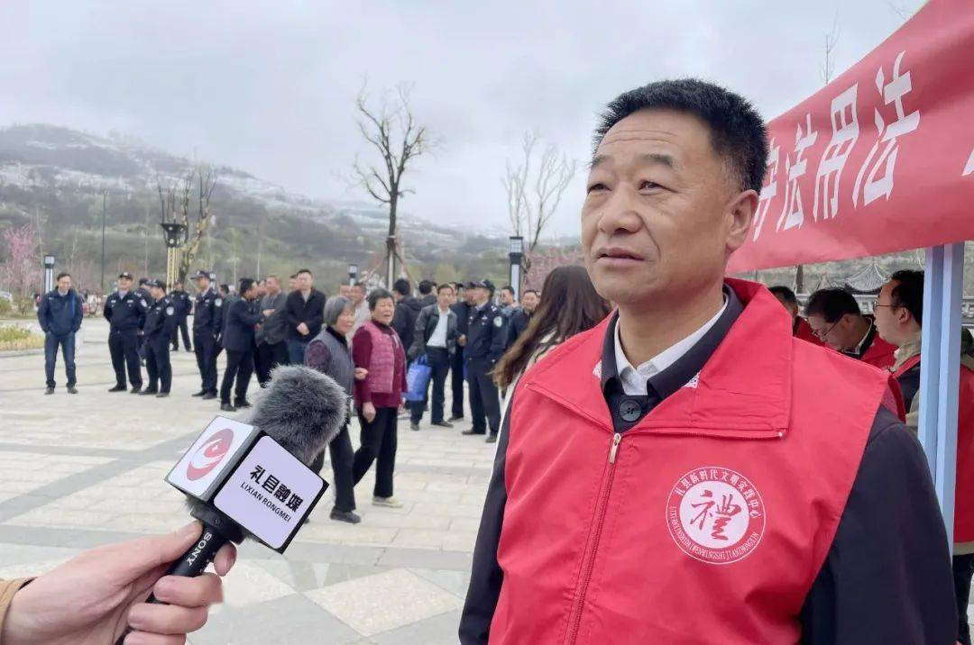 礼县司法局工作人员王健康说:"在此次旅游文化节开展普法宣传活动