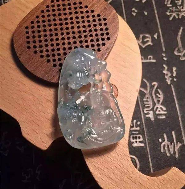 精品莫西沙翡翠原石,镂空设计的冰种牌子,让成品价值提升许多倍!