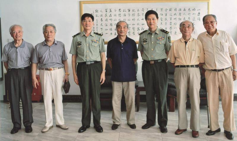 92岁画家汪观清60年三画"南京路上好八连"_上海_连环画_长华