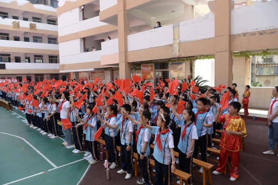 活动中,胜利小学的师生们还带来了形式多样,内容丰富的精彩节目,处处