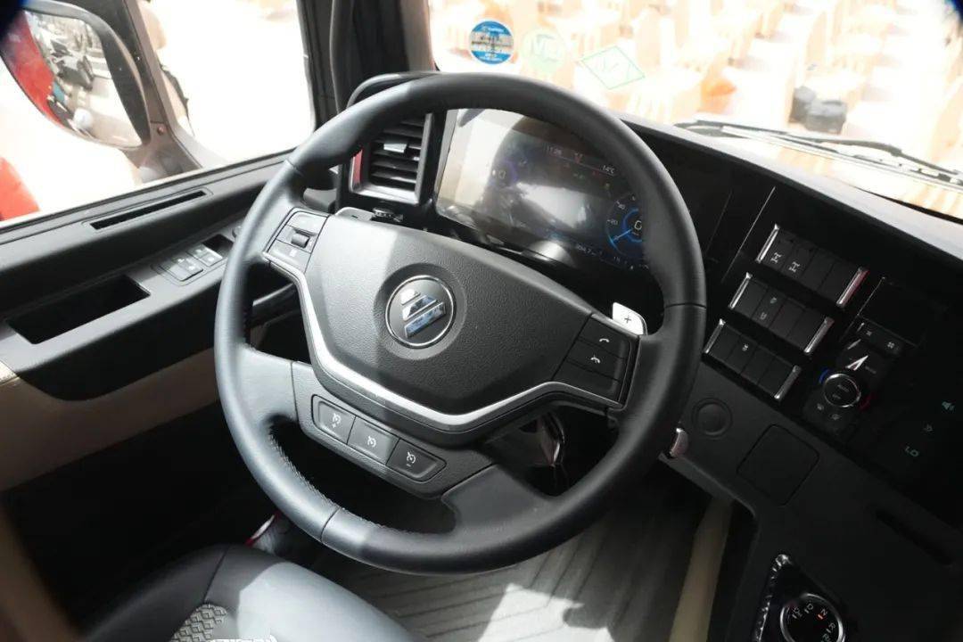 欧曼新est的内饰采用欧曼银河同款设计如果坐进欧曼新est自动挡lng