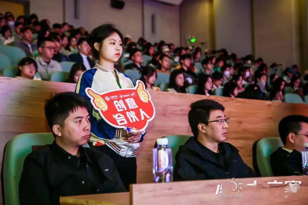 联通沃派大连政企bg助理总裁王雪龙先生随后,中国联通大连政企bg助理