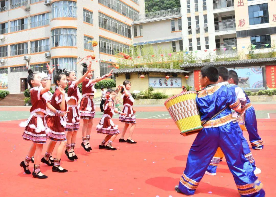…当天,同学们身着精美的民族服饰,背着背篓参与抛绣球