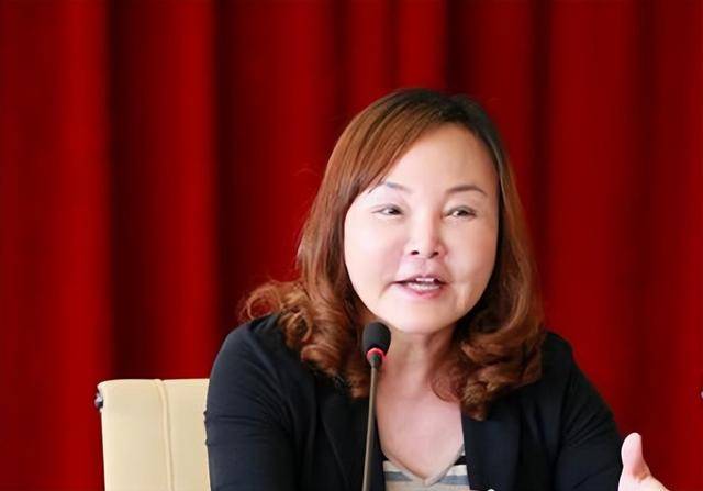 美女校长杜晓阳:疯狂整容年过半百钟爱年轻小伙,被捕后下跪求饶_工作