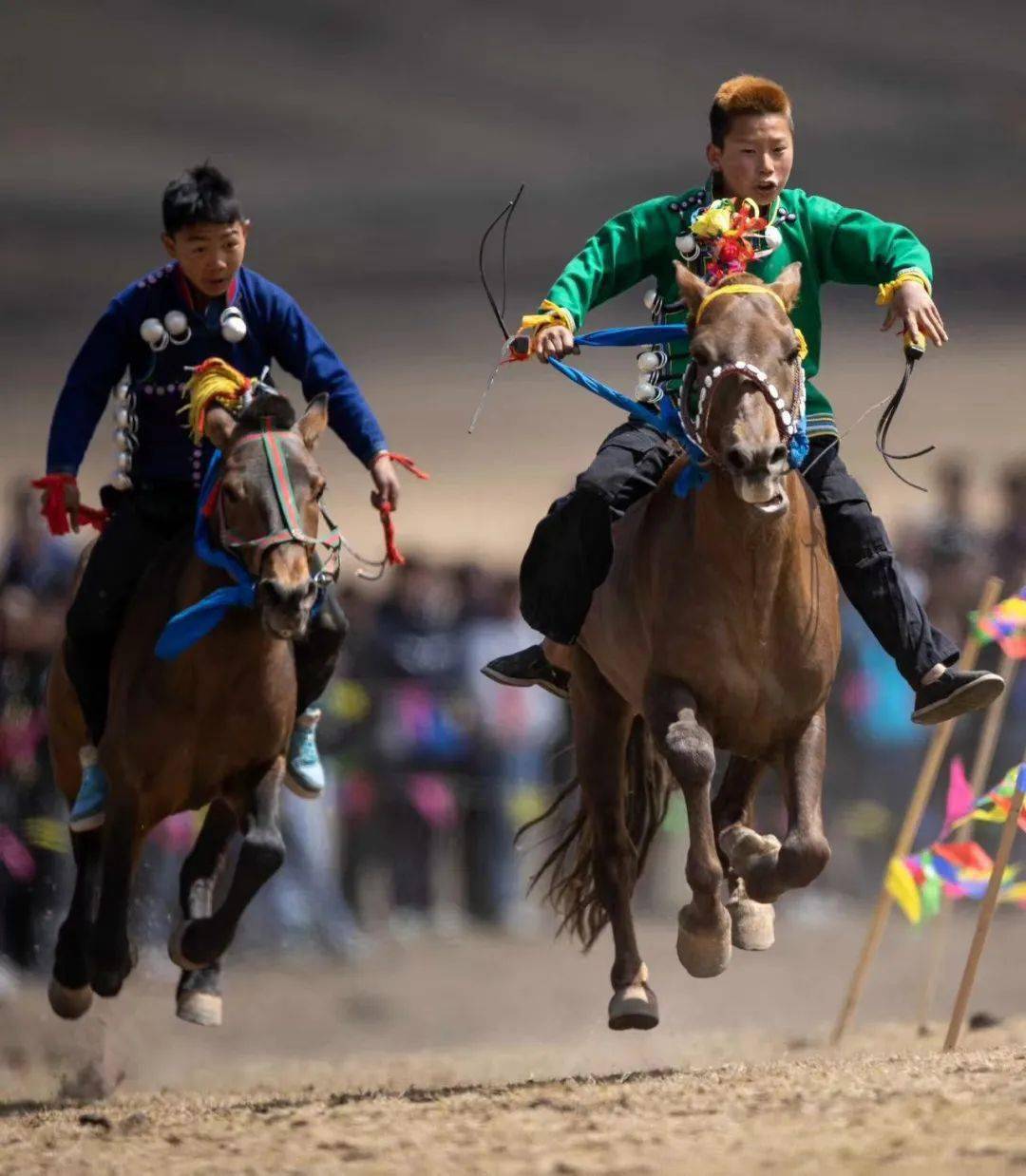 凉山海口高原牧场上演彝人赛马_云南_节日_高山