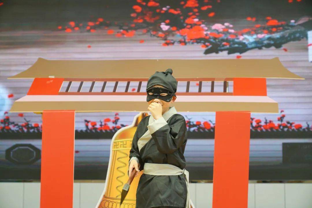 五(4)班的贾钦丞,邵南庭精心编排了《掩耳盗铃》,吴昊轩,吴宇炘