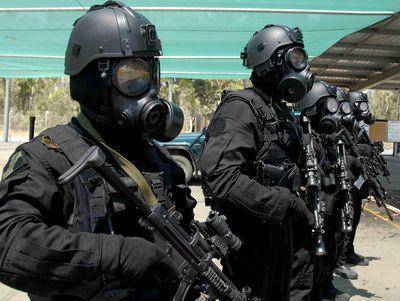 国外空降兵学员表演跳伞,却落在正在演讲的首长"头上"?