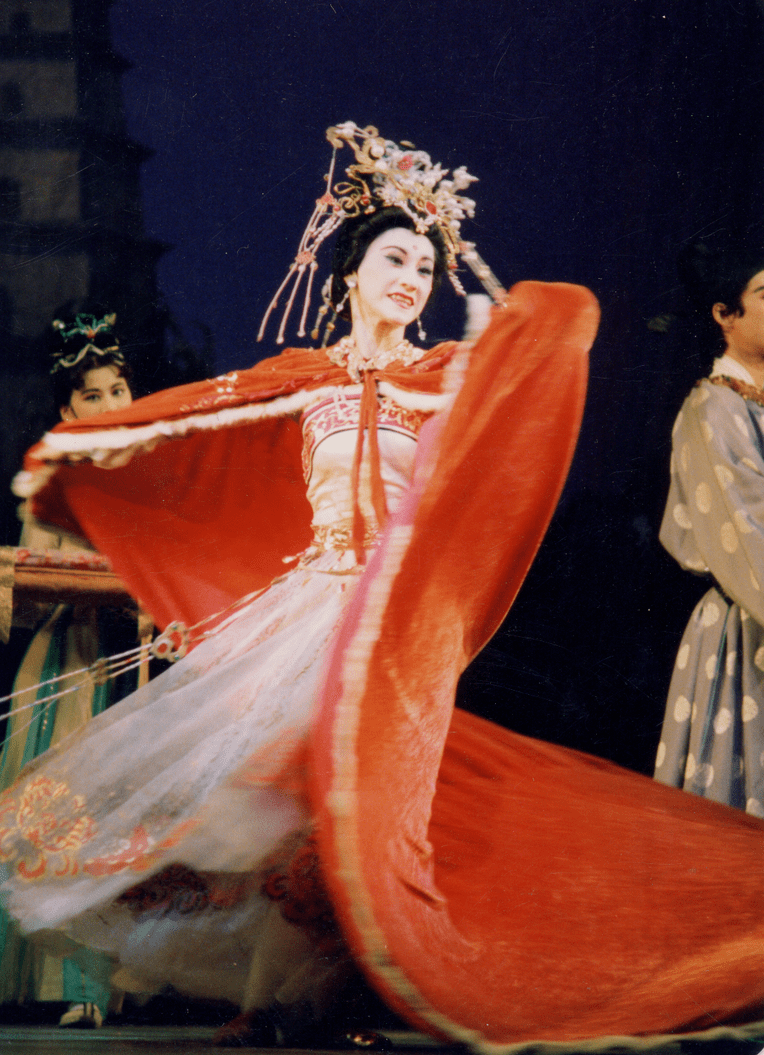 《蛇舞》剧照《春江花月夜》剧照她叫陈爱莲她,后来成长为新中国舞蹈