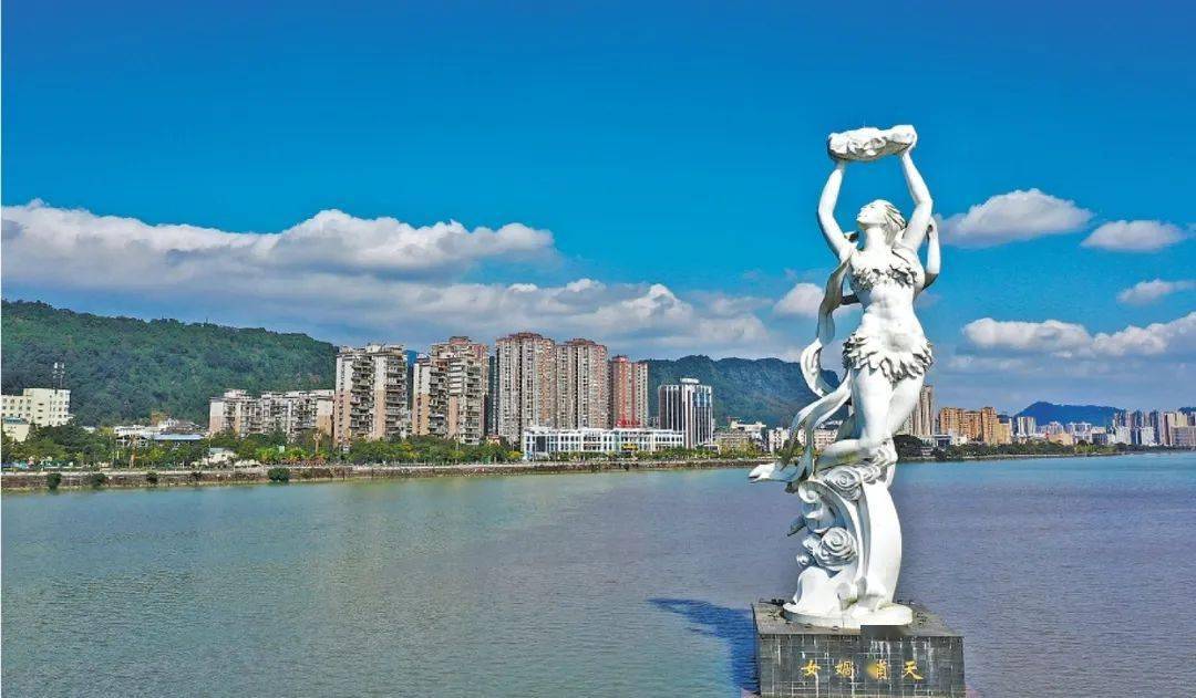 从1986年雅安市区地标性城市雕塑"西蜀天漏",到2018年坐落于熊猫绿岛