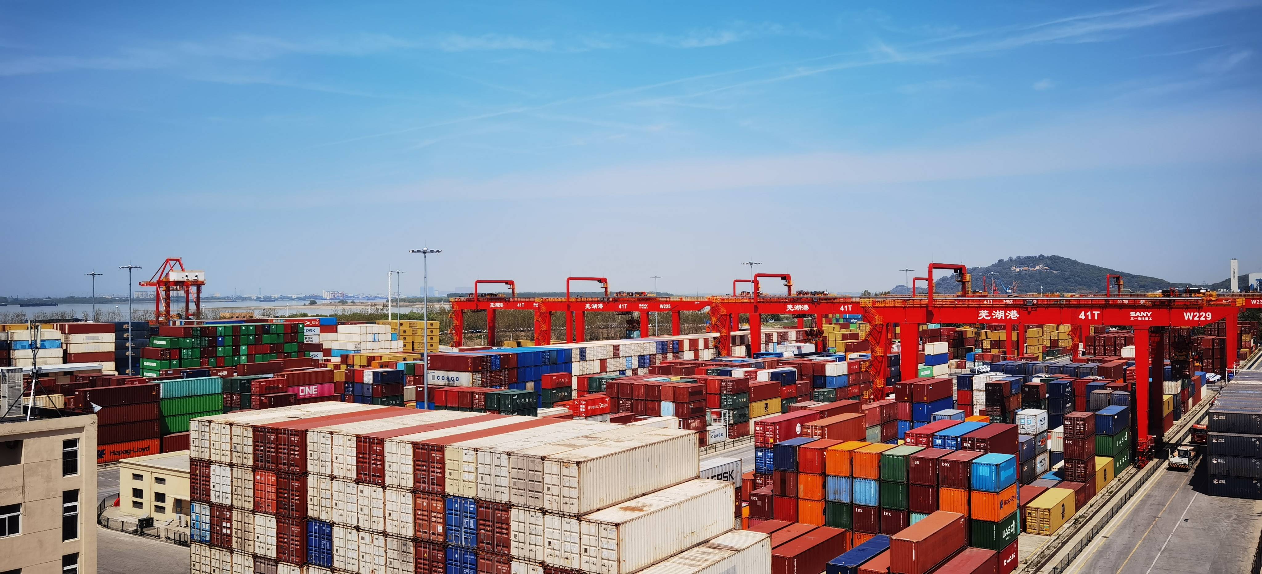 连日来,记者深入长江经济带沿线城市一些港口,码头,感受数字赋能长江"