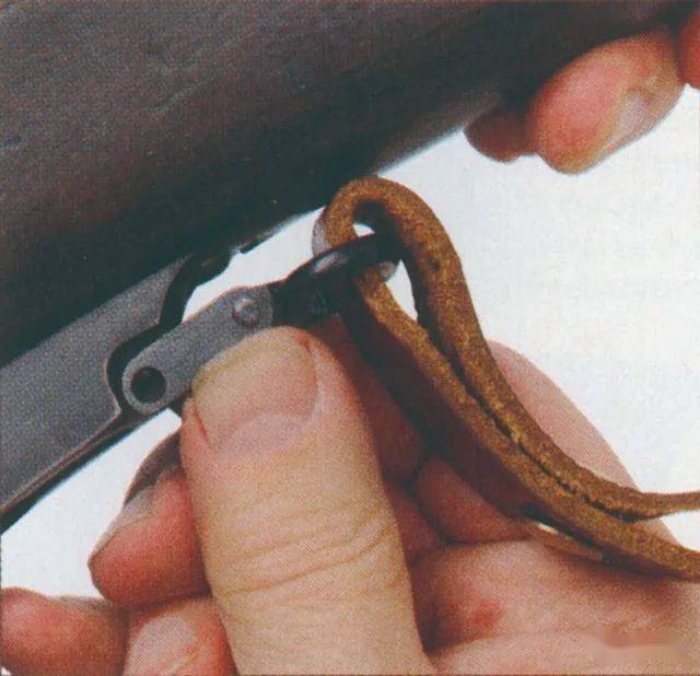 不会影响弹夹从弹仓中落下m1895李氏海军步枪后背带环的设计较为特殊