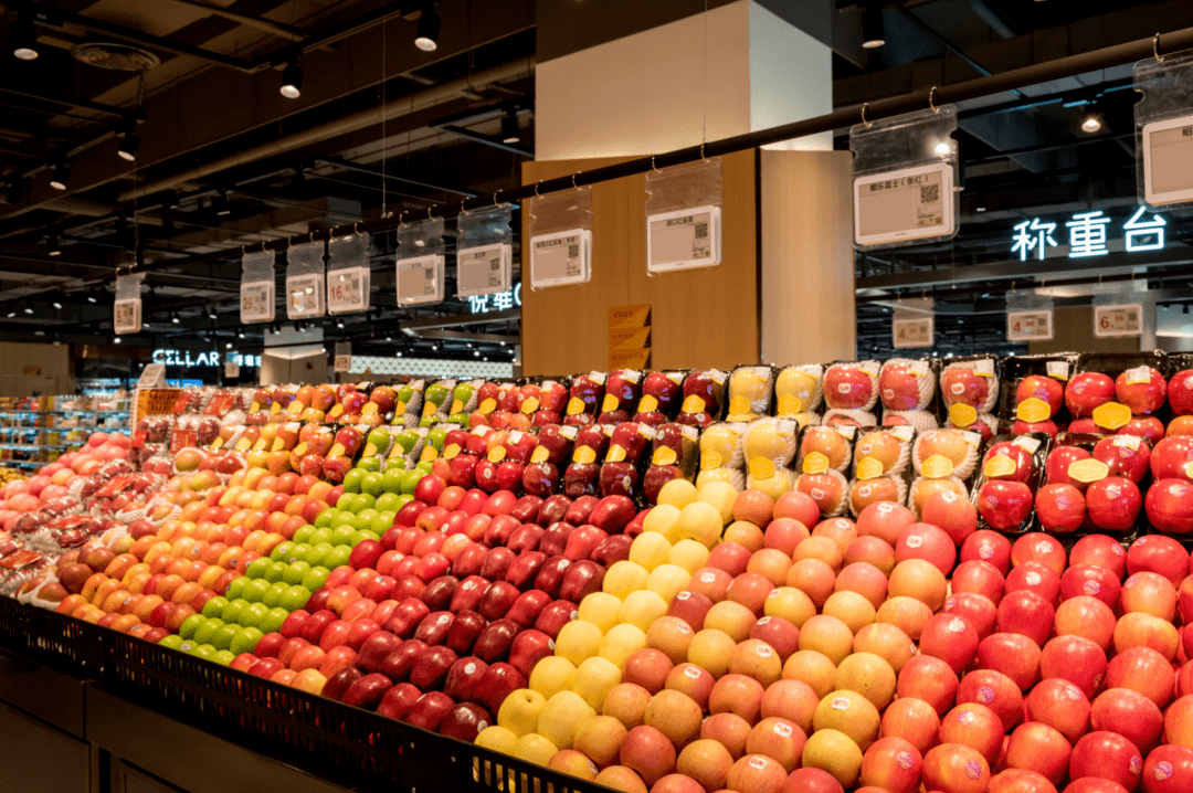 近4000平方,设置了米面粮油,南北干货,风味调料,饮品酒水,生鲜水果