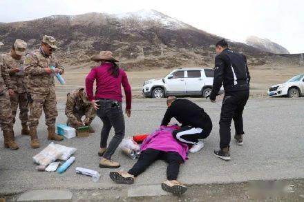 “解放军来了！有救了！” 官兵海拔4400米川藏线上急救受伤群众
