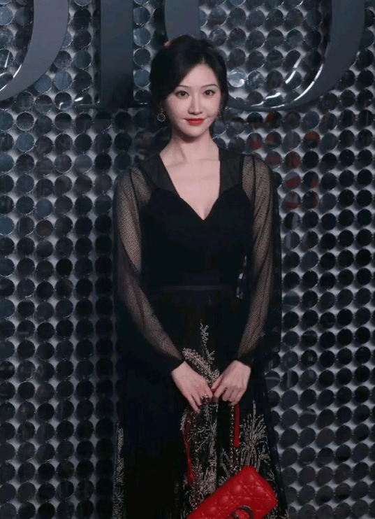 景甜惊艳亮相:蕾丝深v短裙秀美腿,34岁风华绝代!_时尚_造型_身材