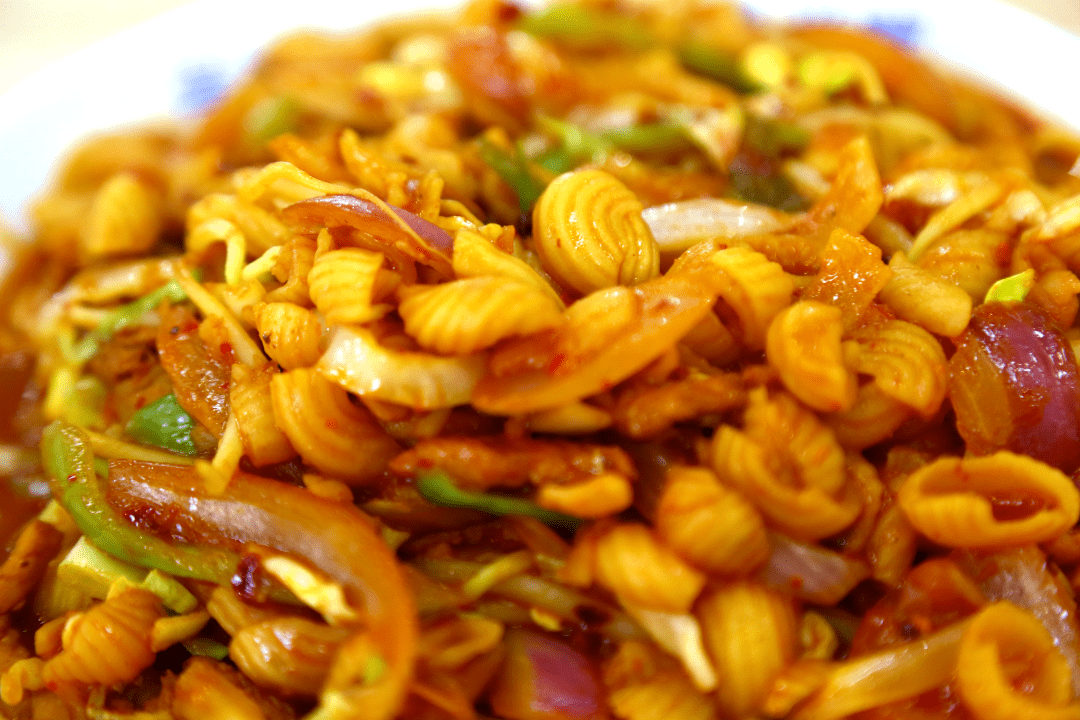 边缘翘起麻食如指甲盖大小的面疙瘩炒麻食02让你一口尝尽美味集合着