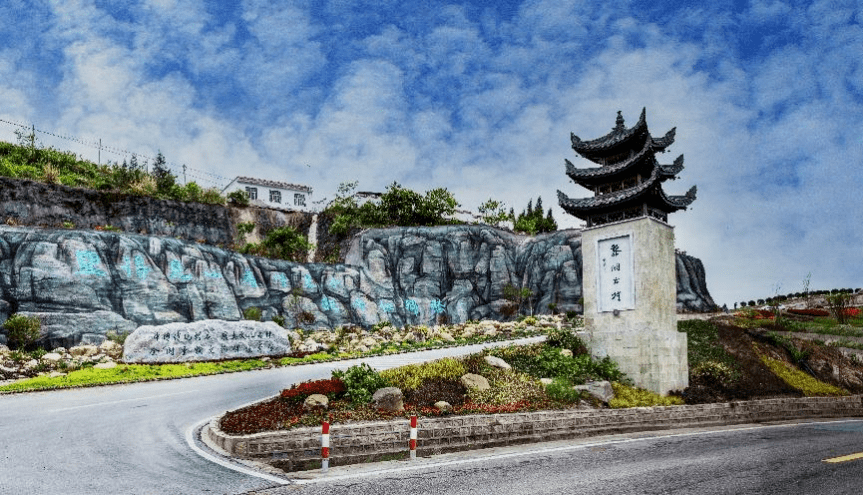 從雲陽縣城駕車出發,沿雲利路行駛30分鐘左右,就到達雲陽鳳鳴鎮太地村