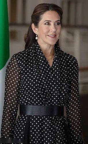 丹麦玛丽王妃跟凯特撞衫又撞脸,你俩是王室姐妹花嘛!