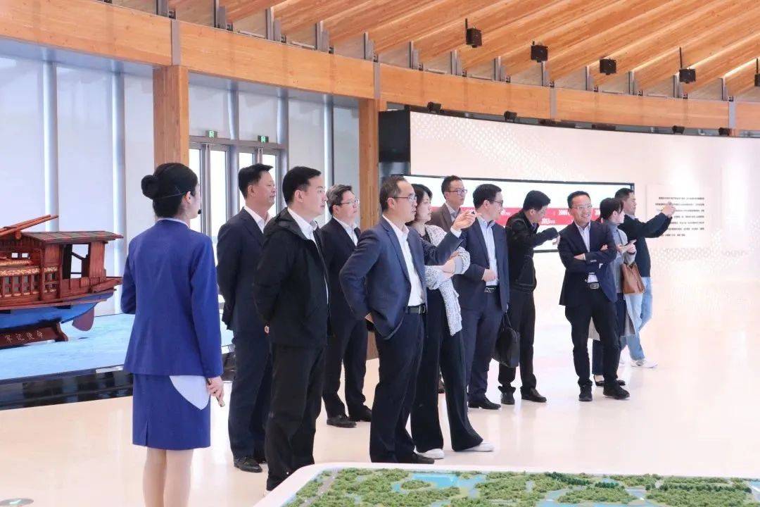 4月24日,省发改委副主任李军,省发改委长三角处处长黄鸿鸿,投资处副