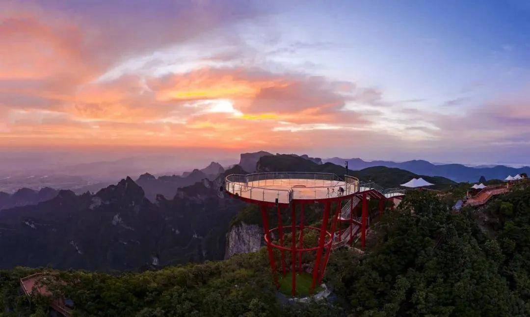 七星山天空之眼位于素有"天空之城"美誉的张家界七星山,七星山海拔