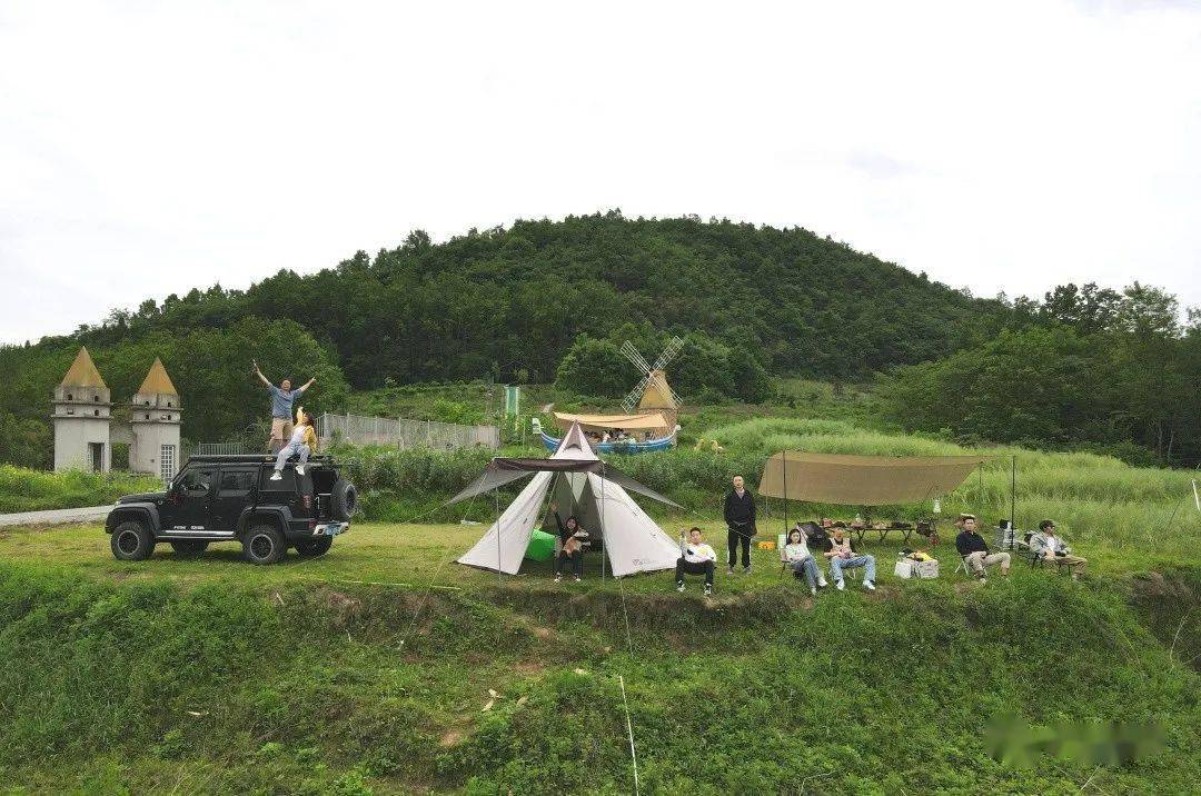 體驗沉浸式親子露營的樂趣還可以燒烤,烘焙投餵萌趣的小動物可以品嚐