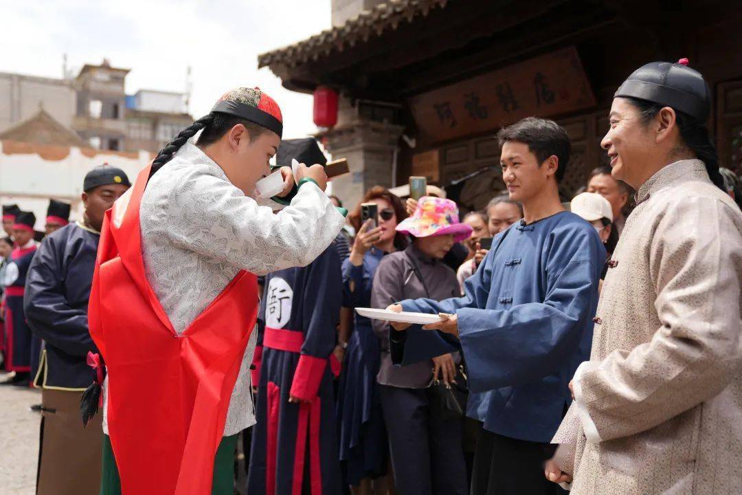 奉上当地特产敬茶,敬酒由石屏的进士,翰林等名人的后人路行三迎恭迎