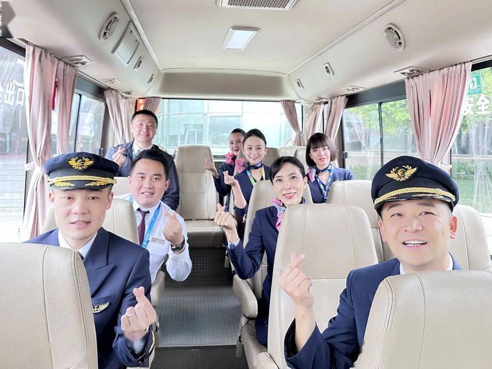 东航云南"劳模航班"在万米高空与旅客共庆"五一"_劳动者_工作_精神