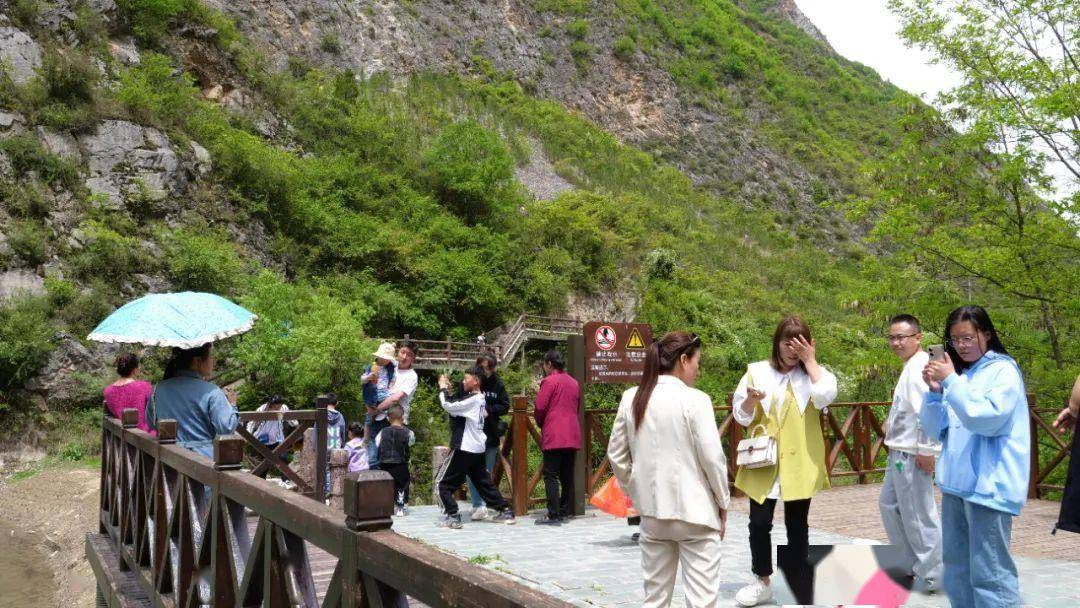 这几天也是迎来了五一假期的游览高峰距离武都城区七公里的姚寨沟风景