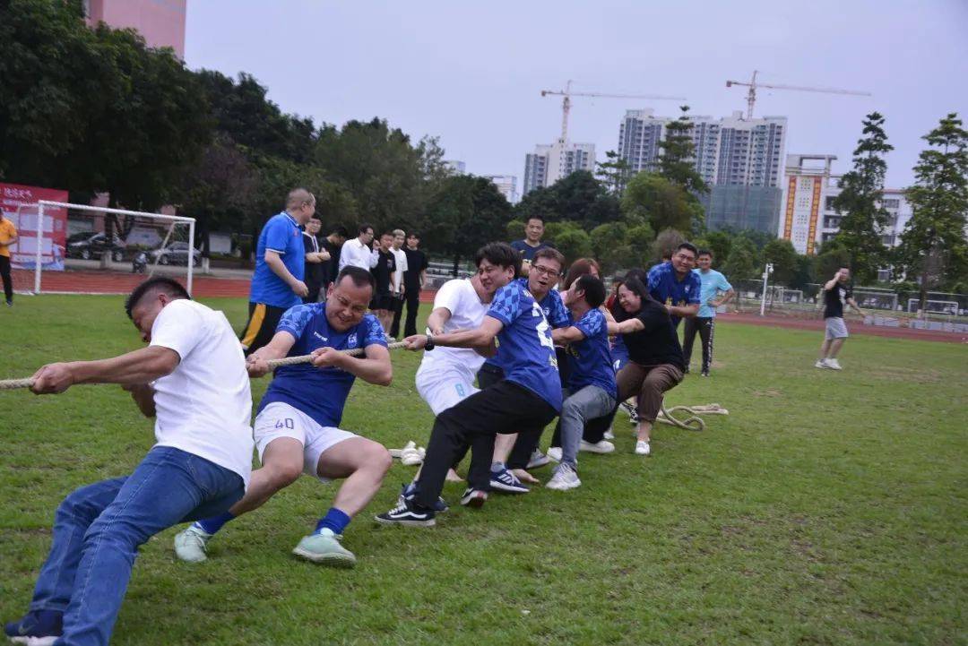 最后,以一场欢乐的拔河友谊赛,为2023年清远市华侨中学第二届凤凰杯