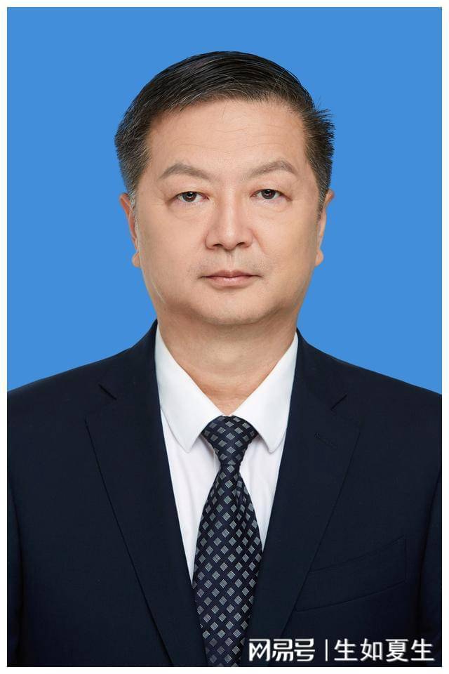 曾任桓台县索镇一中教师,淄博市教育局办公室副主任,淄博市组织部办公