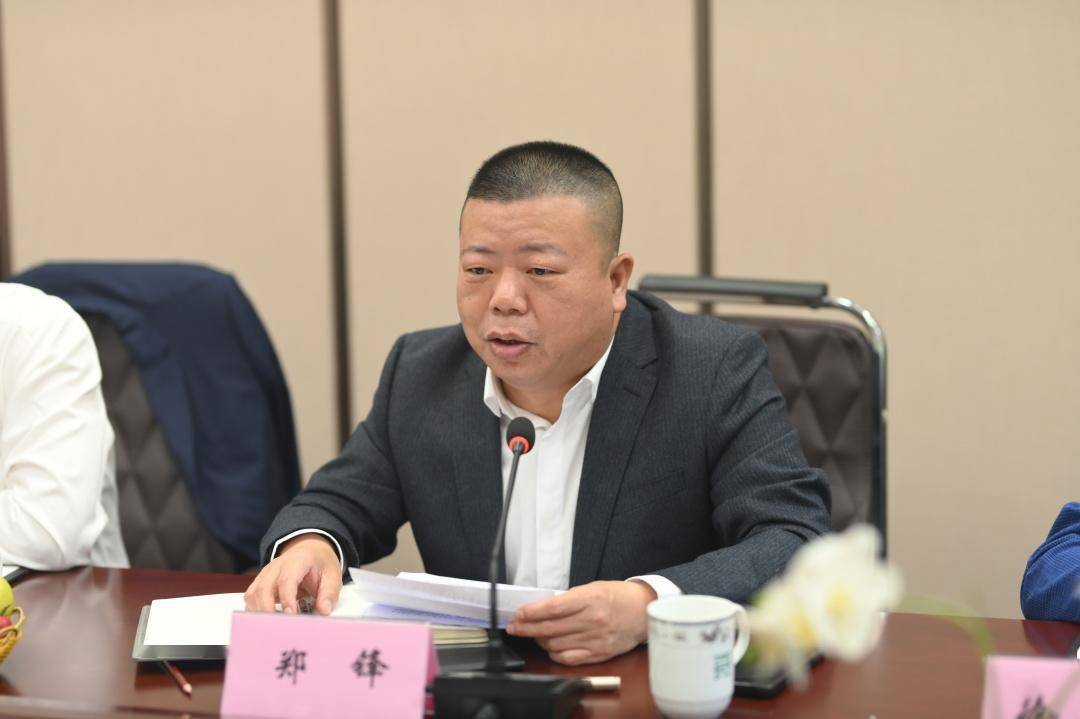 诸葛镇党委书记郑锋对各位乡贤百忙中抽空参加这次座谈会表示感谢.