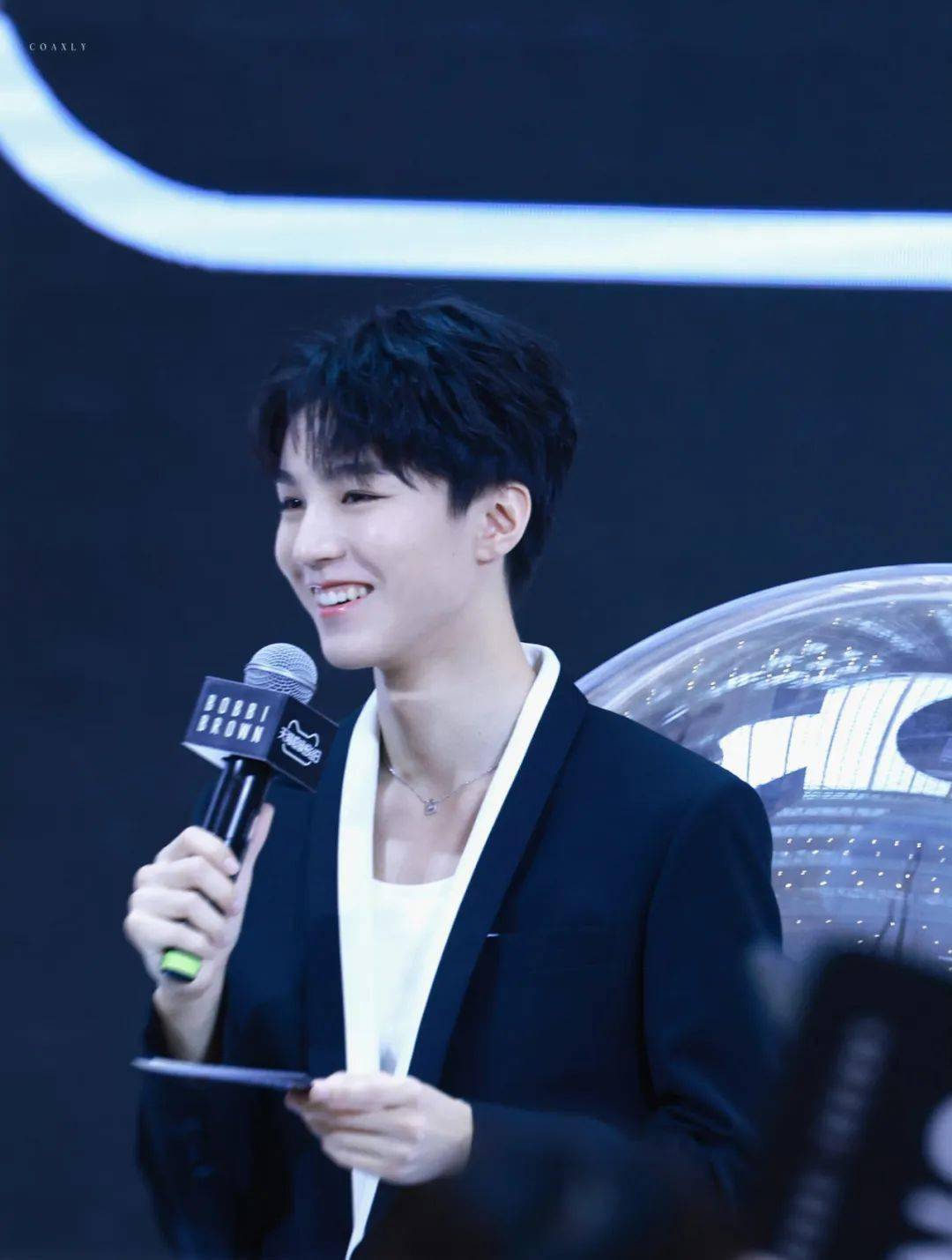 王俊凯工作室拍摄公式照的无用瞬间,还不如品牌方的随机抓拍_照片