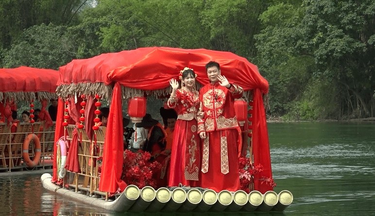 江州区首届水上集体婚礼用传统方式见证甜蜜爱情_新人_崇左市_文化