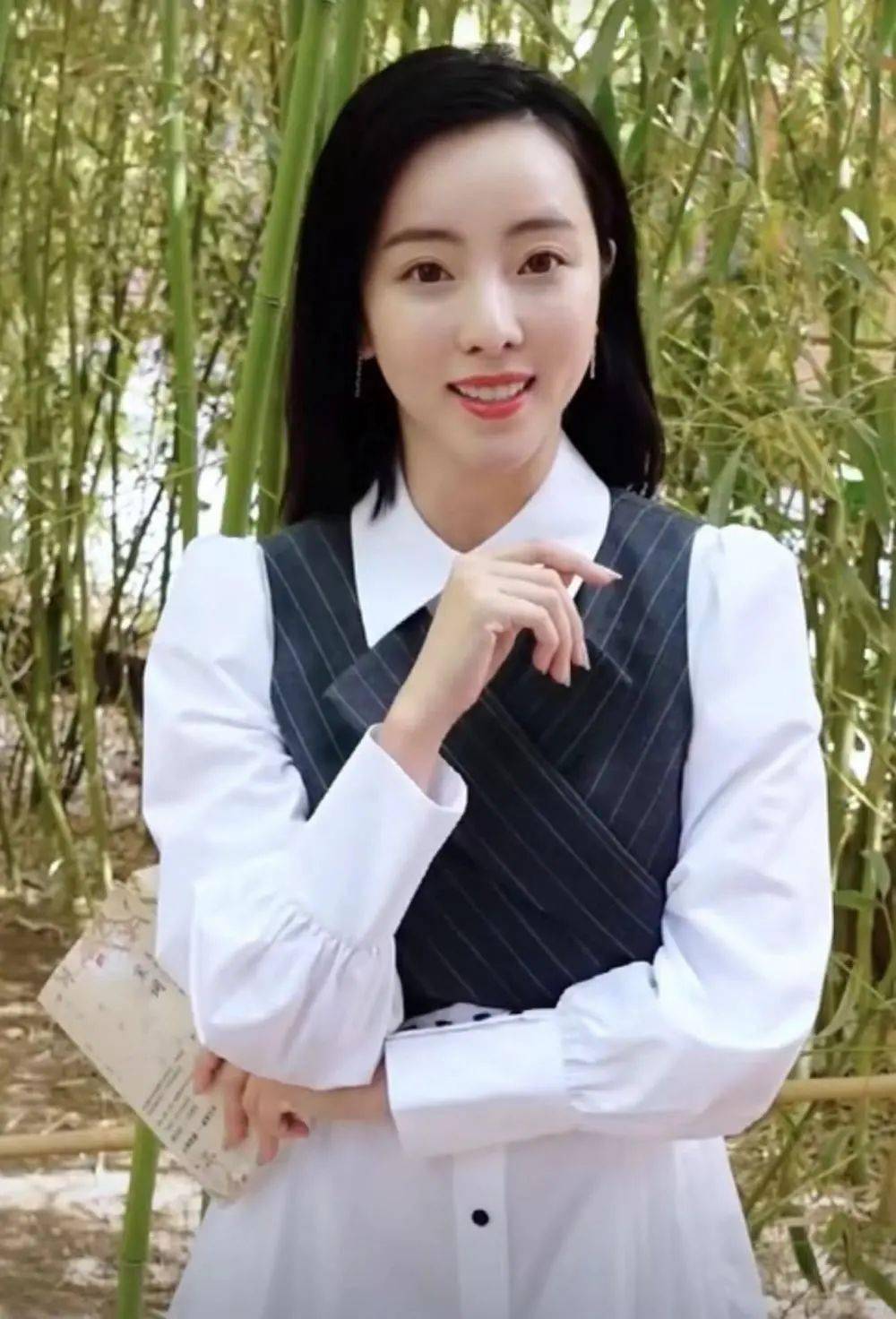 李思思独自带俩娃回娘家,乘高铁二等座低调无人识,此前刚回央视_横店